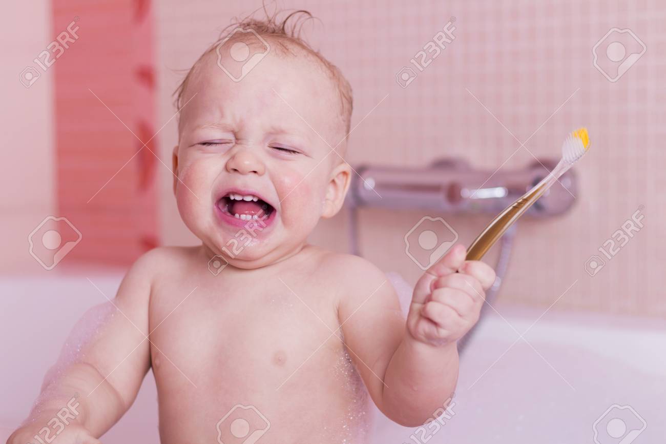 Bebe Qui Pleure Avec Une Brosse A Dents Dans Une Baignoire Banque D Images Et Photos Libres De Droits Image Bebe Qui Pleure Avec Une Brosse A Dents Dans Une Baignoire Banque D Images Et Photos Libres De Droits Image