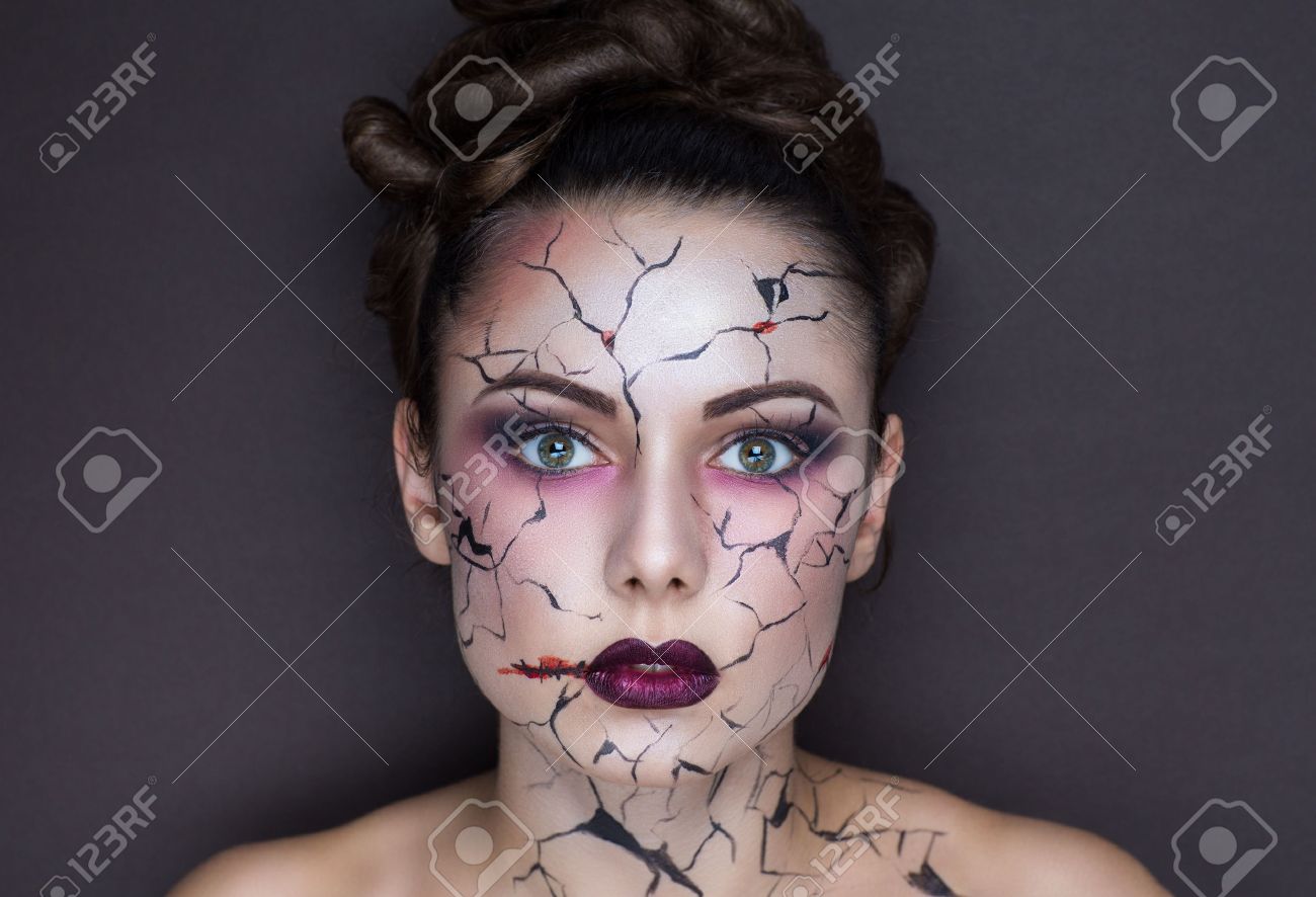 Belle Fille Avec Creative Maquillage Pour La Fete D Halloween Des Couleurs Vives Faceart Levres Rouges Conception Elegante Robe De Cheveux Art Conceptuel Casse Poupee De Porcelaine Avec De Grandes Fissures Sur Les