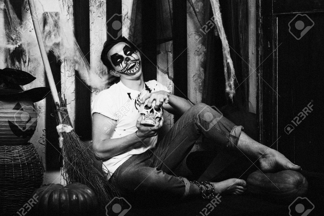 創造的なボディ絵画ホラー ピエロと若い男 少年は 顔と肩の上のカラフルなメイクアップ血でカーニバル文字です 大きな口の中血まみれの歯涙あざ ハロウィン コンセプチュアル アート アイデア の写真素材 画像素材 Image 55675682