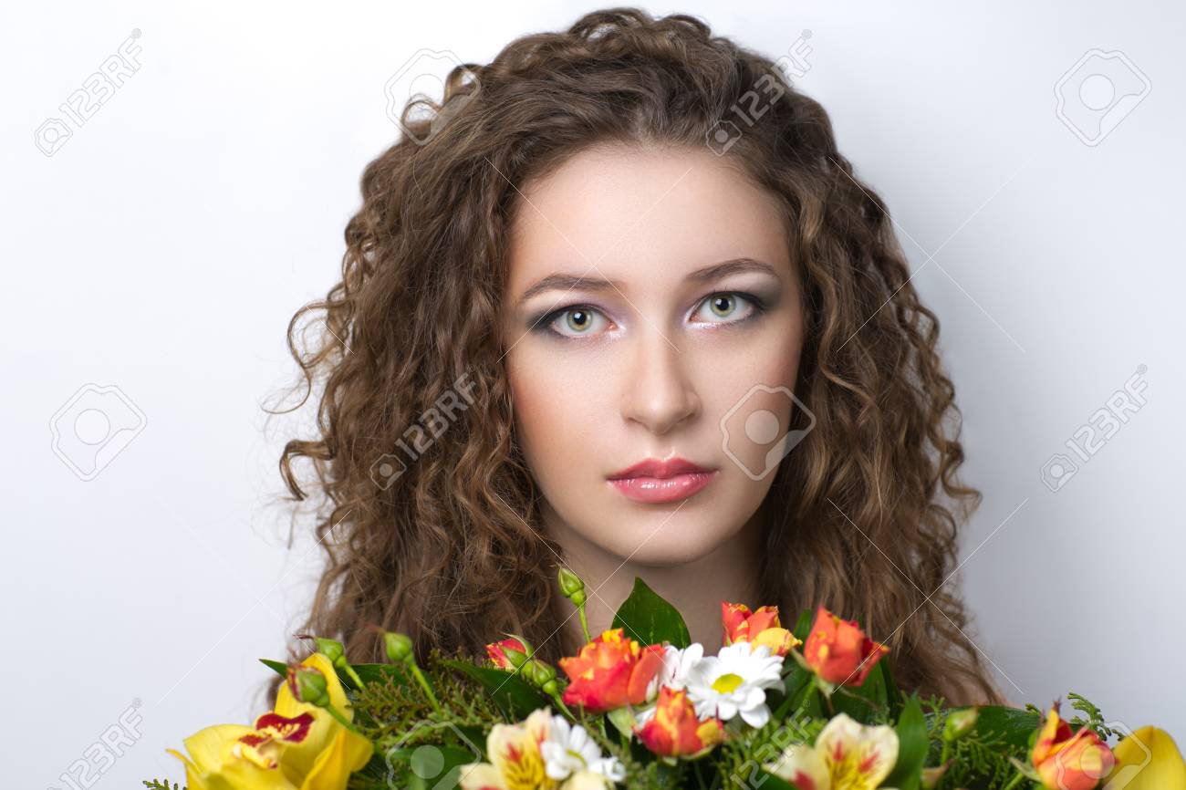 Jeune Belle Fille Joli Visage Avec La Peau Douce Et Tendre Professionnel Maquillage Lèvres Rose Vif Yeux Naturels Blush Frais Sur Les Joues Bouquet