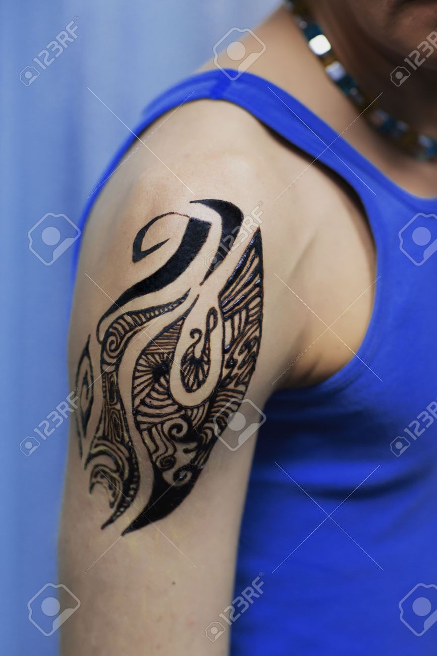 男の肩にインドのタトゥー の写真素材 画像素材 Image