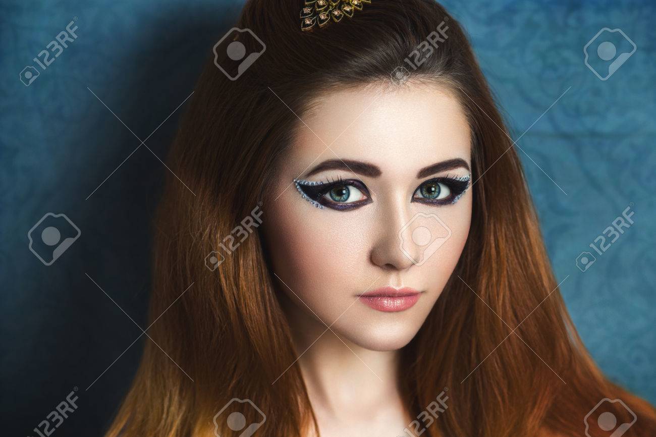 Portrait De La Belle Jeune Fille, Femme, Modèle, Le Caractère, L\u0027actrice, Le Renard, Le Chat. Théâtre, Conte De Fées, Partie. Maquillage Impeccable