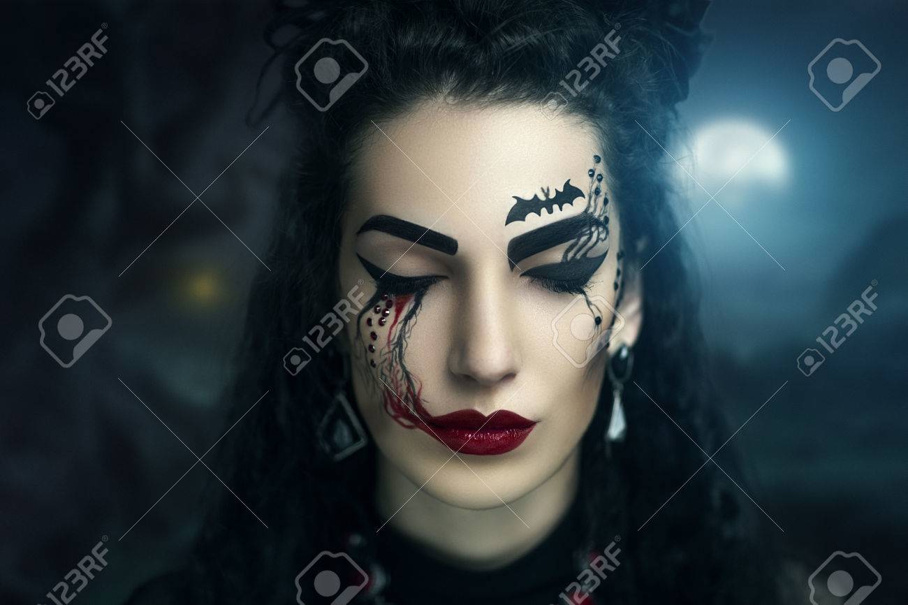 Retrato De Uma Mulher Bonita Em Uma Fantasia De Bruxa · Foto