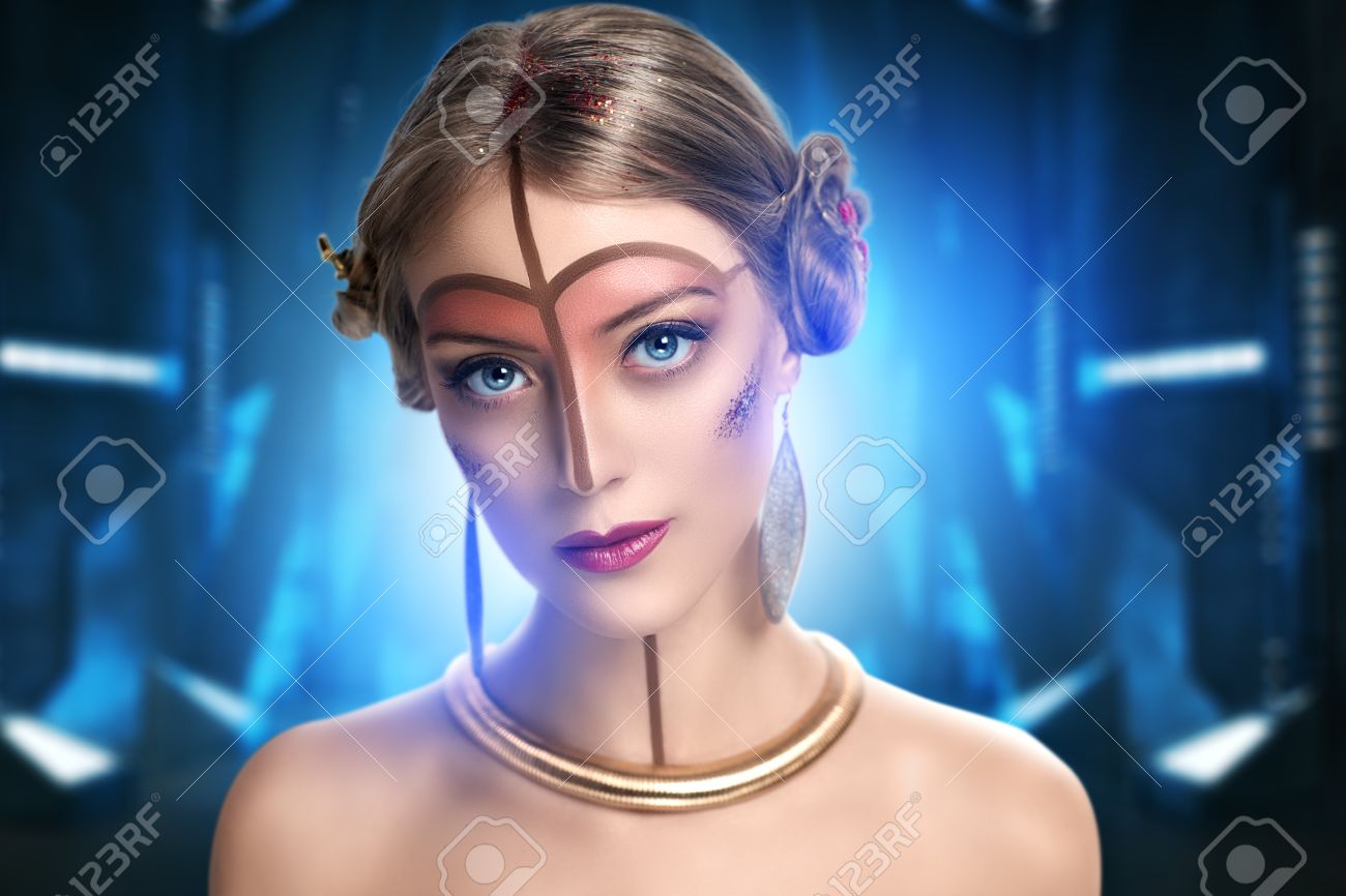 美しい若い女の子 モデル 女性 プリンセス 文字 外国人 すばらしい 神秘的な外観 明るい クリエイティブ ファイナルファンタジーメイク 未来派スタイル 金 茶色の額 線 パターン 鼻 首 ピンクの唇 の写真素材 画像素材 Image