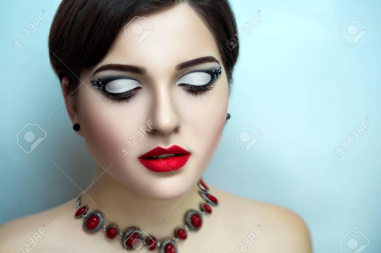 美しい少女 女性 女性 モデルの肖像画 完璧なメイクは 完璧な形の眉 長いまつげ 最も鮮やかな赤い口紅 イメージは 新しい化粧品の広告に使用できます の写真素材 画像素材 Image