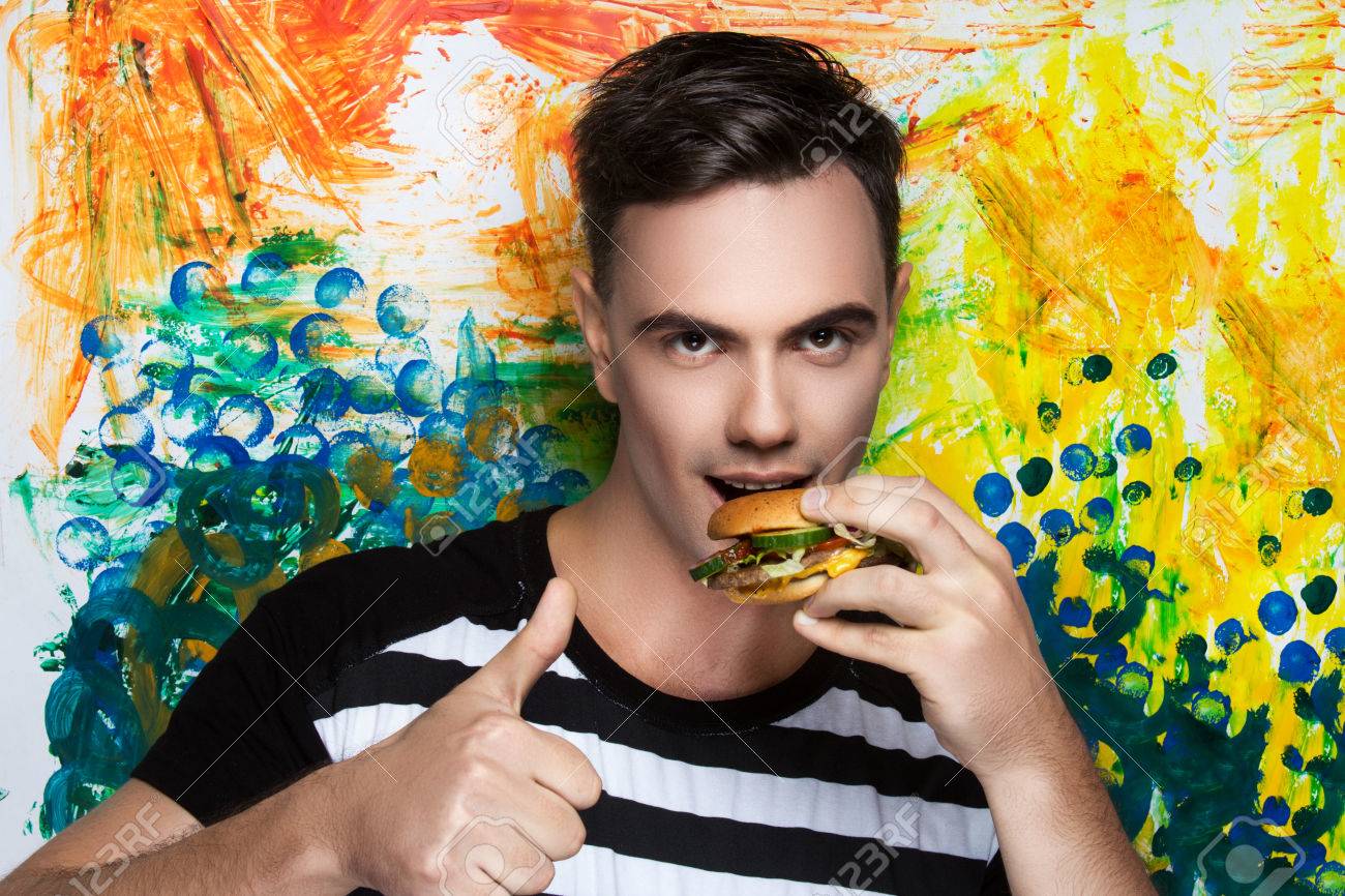 Homme élégant Close Up Portrait Mode Coiffure Sexy Bad Boy Guy Noir Avec Coupe De Cheveux à La Mode Bannière Idée Conceptuelle à Propos De La