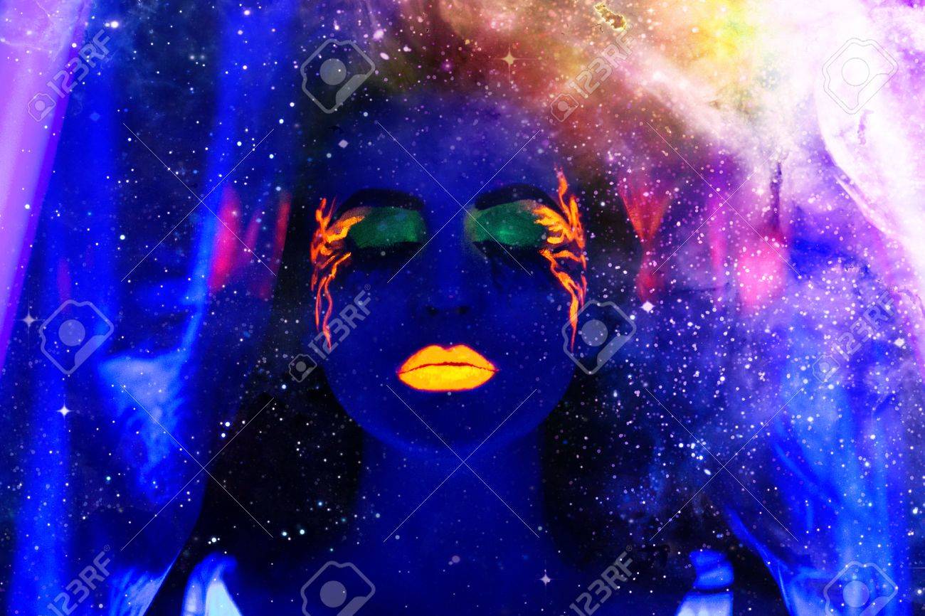 боди-арт художника john poppleton. девушка в неоне. ночь любви. боди-арт 2020. девушка в неоновом свете.