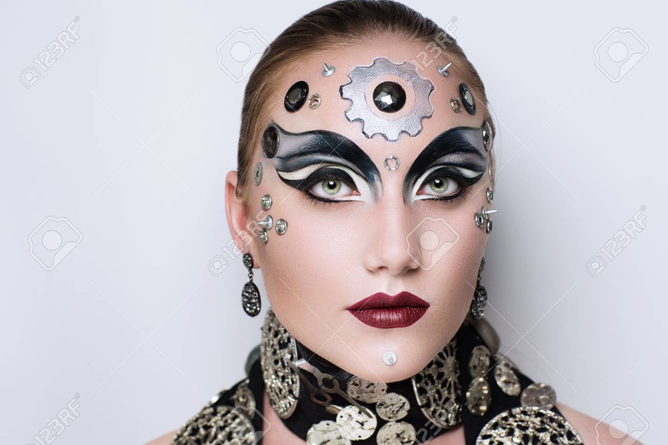 創造的なメイク スチーム パンク パーティーやハロウィーンの新しい考え方です シルバー ブラック クレイジー身体芸術の絵画します 機械部品 歯車 黒いスカーフの放浪者金属時計フラグメントの細部 の写真素材 画像素材 Image