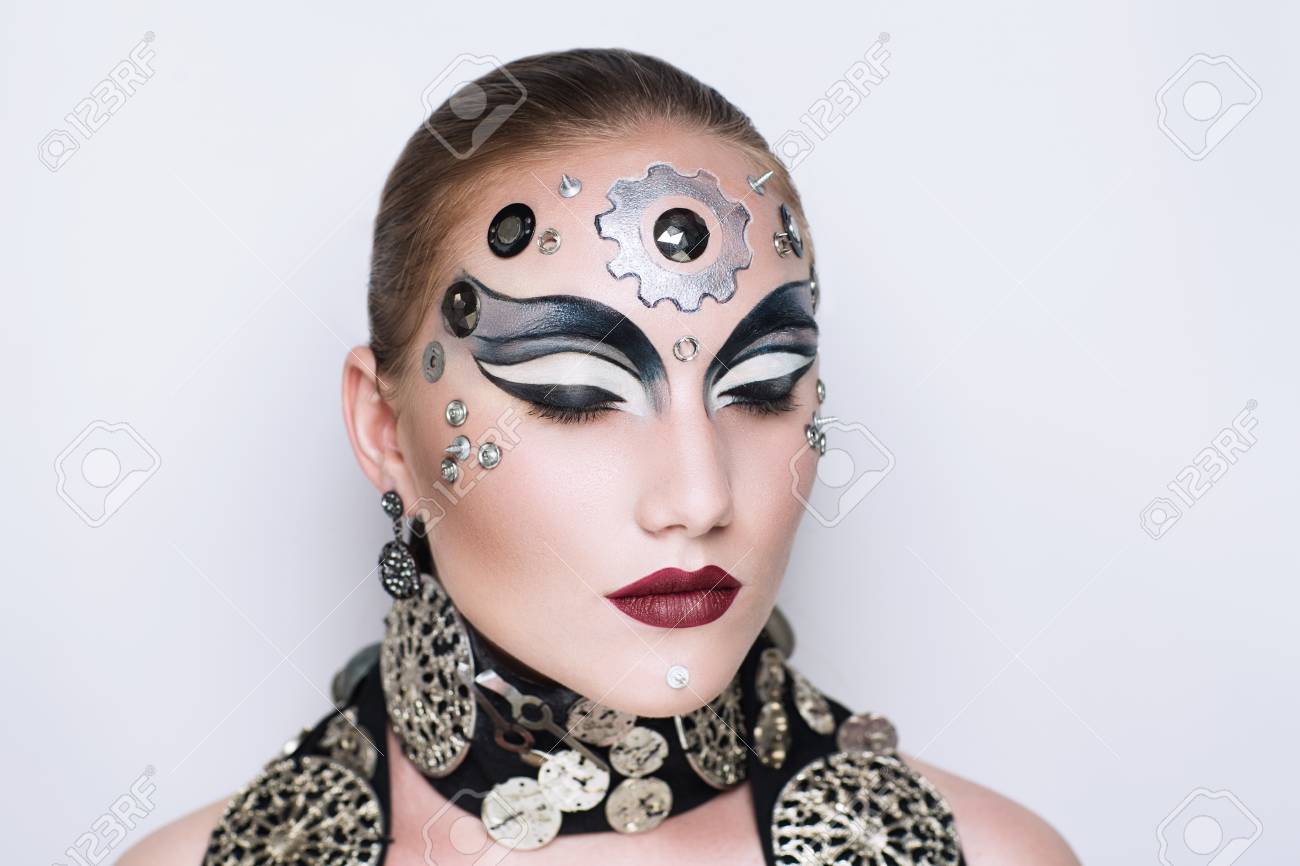 創造的なメイク スチーム パンク パーティーやハロウィーンの新しい考え方です シルバー ブラック クレイジー身体芸術の絵画します 機械部品 歯車 黒いスカーフの放浪者金属時計フラグメントの細部 の写真素材 画像素材 Image