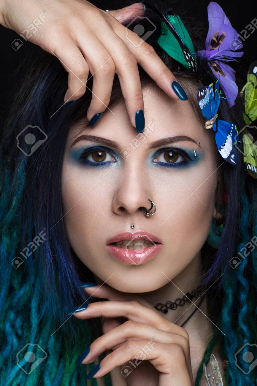 Belle Femme Lady Modèle Porte Des Arcs Colorés à La Mode Coiffure De Dreadlocks Cheveux Longs Vert Brillant Beauté Fille Visage Maquillage