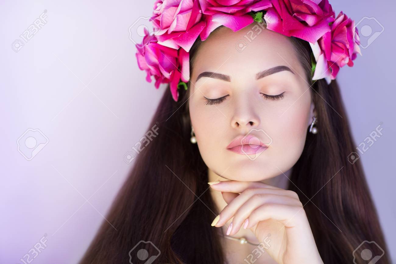 天使のような顔と美しいアクセサリー花ピンクのバラは大きな花輪と魅力的な女の子 かなり若い女性セクシーな唇形茶色の眉毛目 爪 肌テクスチャの影を作る 悲しみ の写真素材 画像素材 Image 天使のような顔と美しいアクセサリー花ピンクのバラは大きな花輪と魅力的な女の子 かなり若い女性セクシーな唇形茶色の眉毛目 爪 肌テクスチャの影を作る 悲しみ の写真素材 画像素材 Image