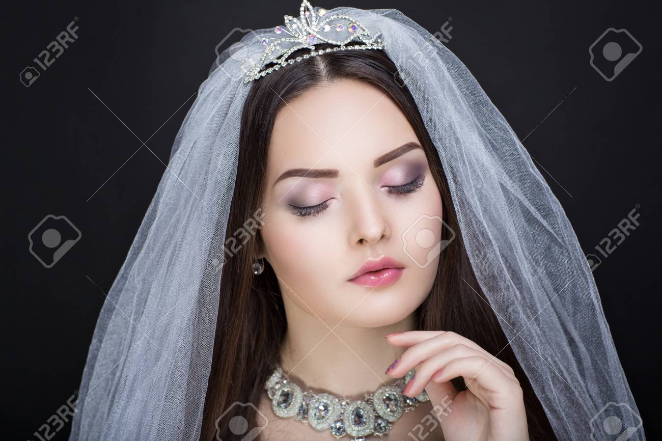 美しい花嫁女女の子女性プリンセス結婚式白長いベール シルバー ダイヤモンド クラウン ネックレスに備えます 専門家は 明るい目 赤ピンクの口紅を確認します 黒背景自由な場所 の写真素材 画像素材 Image