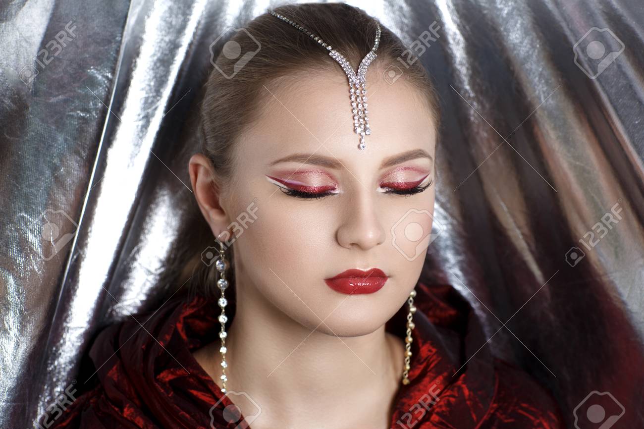 Banque d\u0027images , Fille orientale maquillage cosmétique marsala argent, idée exclusive. Femme magique lady modèle épaules sombres.