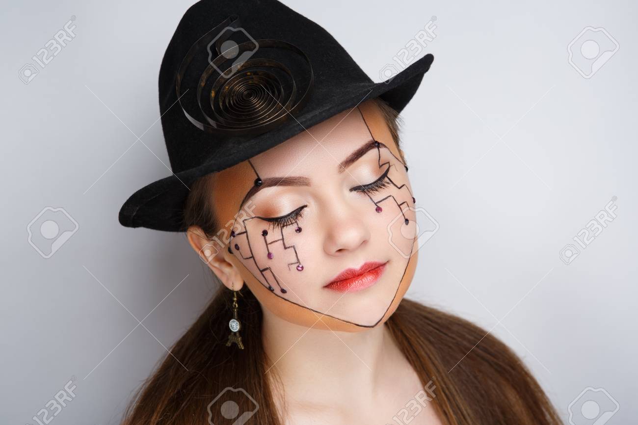 女性のスチーム パンクのメイク 女の子歯車時計から飾られています 独創的なアイデア カラフルな大胆な顔美術絵画の線の影 グラフィック抽象的な画像の女性の顔 概念のポスト黙示録スタイル の写真素材 画像素材 Image