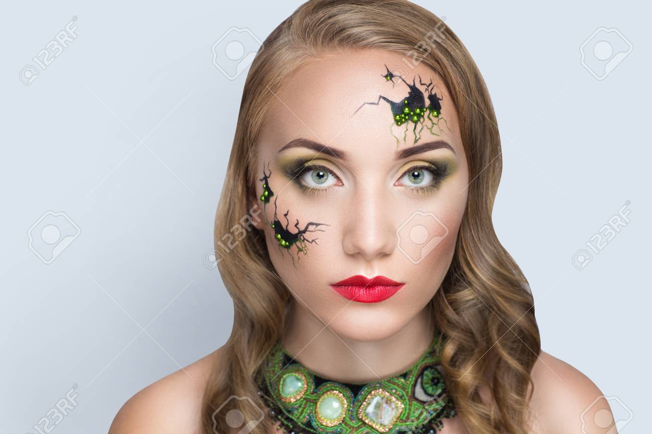 アートは 壊れた顔の黒いひび割れた部分のラインでヴィンテージ磁器人形を構成します ピンクの頬は緑の目の髪をシャドウします ハロウィーンホラーパーティーの夜のための新しい概念ボディペインティング 水平バナー の写真素材 画像素材 Image