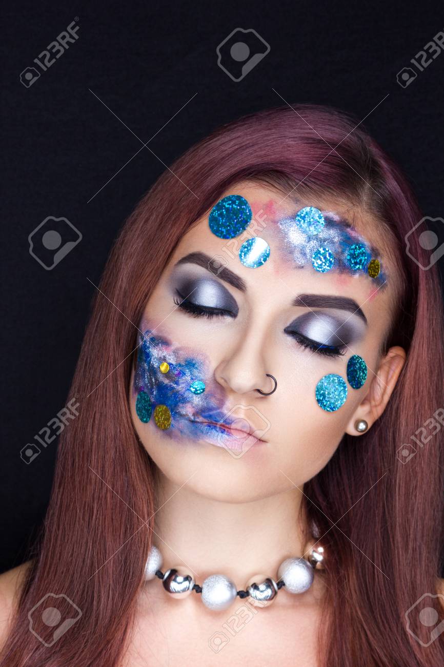 シンプルでクリエイティブなカラフルな女性の顔アート像考える人女性彫刻抽象的なキ 抽象的なキャラクター工芸品の装飾品女性の顔アート像彫刻樹脂