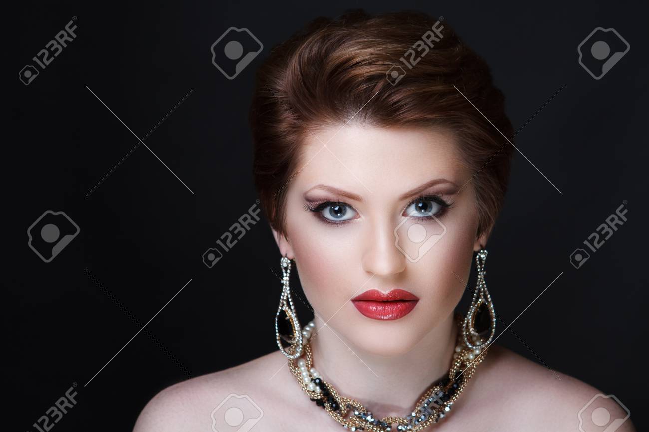 Hermosa Mujer Con Joyas De Oro Corte De Pelo Corto Morena Hombros De Cuello Maquillaje Cosmetico Profesional Lapiz Labial Rojo Brillante Nueva Foto De Cerca Retrato Fondo De Color Negro Horizontal Fotos