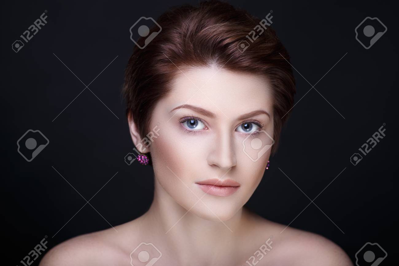 Closeup Retrato De Mujer Hermosa Corte De Pelo Corto Peinado Hombros De Cuello Maquillaje Cosmetico Profesional Lapiz Labial Beige Brillante Nueva Foto De Cerca Fondo De Color Negro Horizontal Fotos Retratos Imagenes