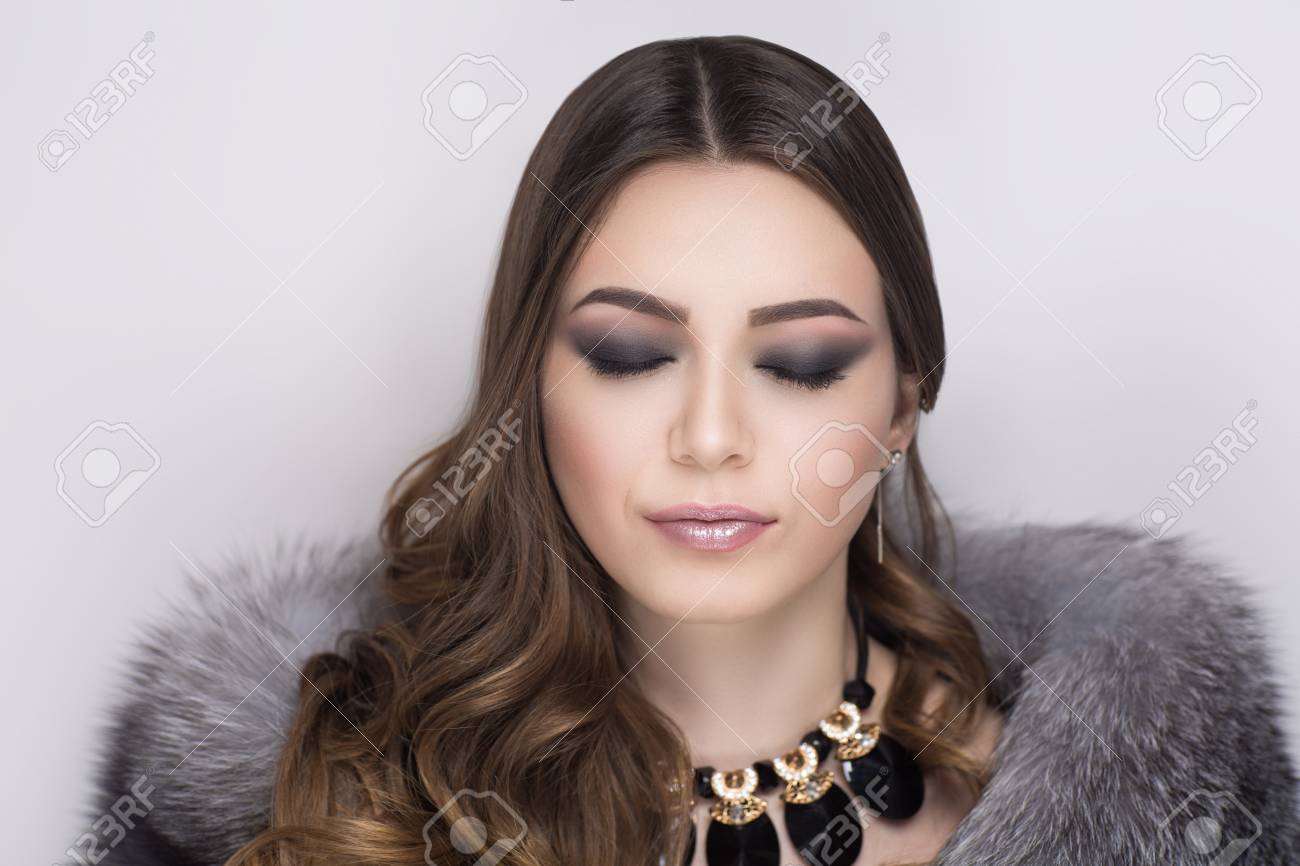 美しい女性かわいい女性セクシーな女の子若い顔vipメイクの新しいクローズアップ肖像画 ロングファーコートベストグレーブラックカラーリング 寒さから冬に暖かいサラウンドカラー 衣料品店 カスタム仕立て の写真素材 画像素材 Image