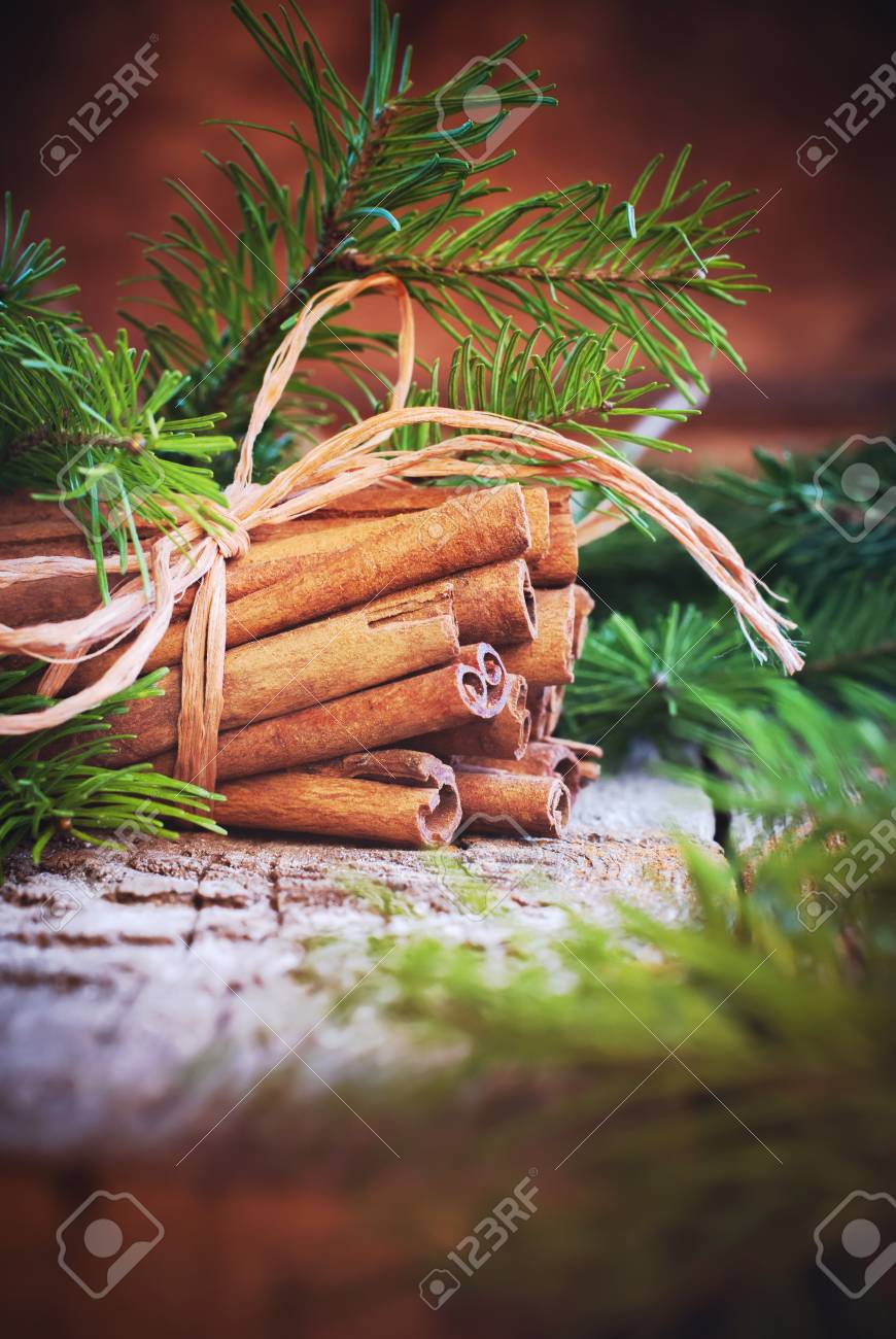 シナモンスティックでクリスマス カードの束がロープと木の背景にモミの木の枝で縛 の写真素材 画像素材 Image シナモンスティックでクリスマス カードの束がロープと木の背景にモミの木の枝で縛 の写真素材 画像素材 Image