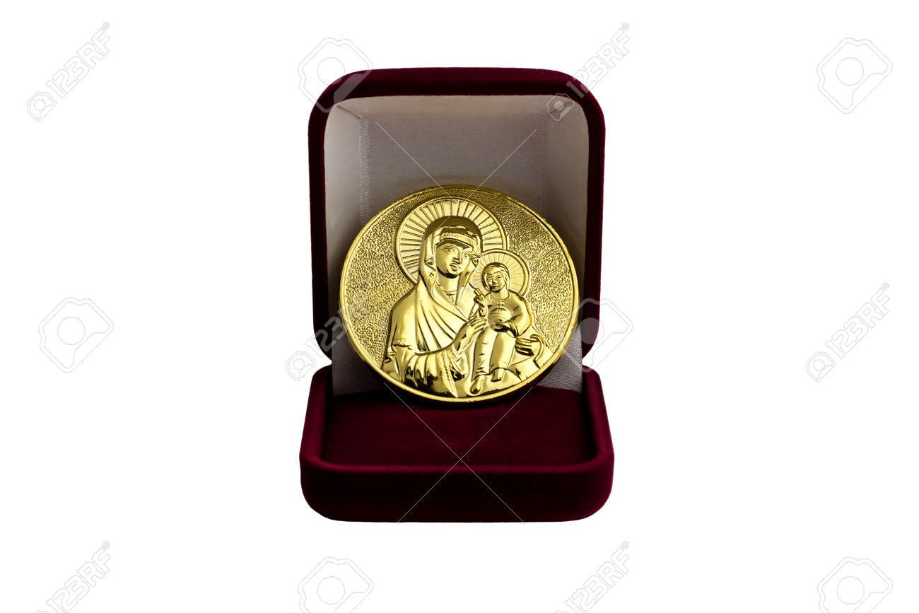 Moneda De Oro Para El Bautizo De Un Bebé En Caja De Regalo. Fotos,  retratos, imágenes y fotografía de archivo libres de derecho. Image  165519600