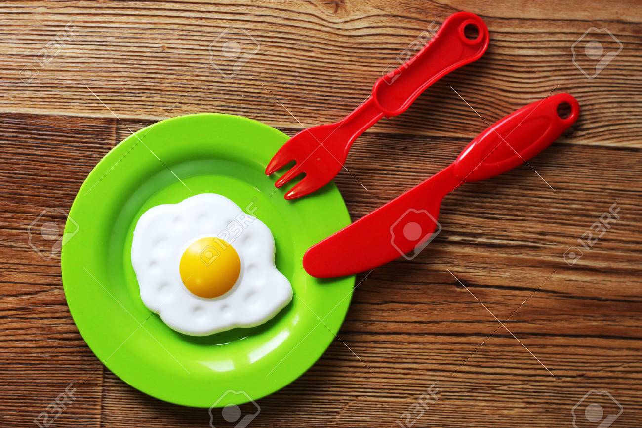Conjunto de platos para niños. Juguetes infantiles. Juego de cocina para niños. Utensilios de cocina. Conjunto de platos para niños. Juguetes infantiles. Juego de cocina para niños. Utensilios de cocina.