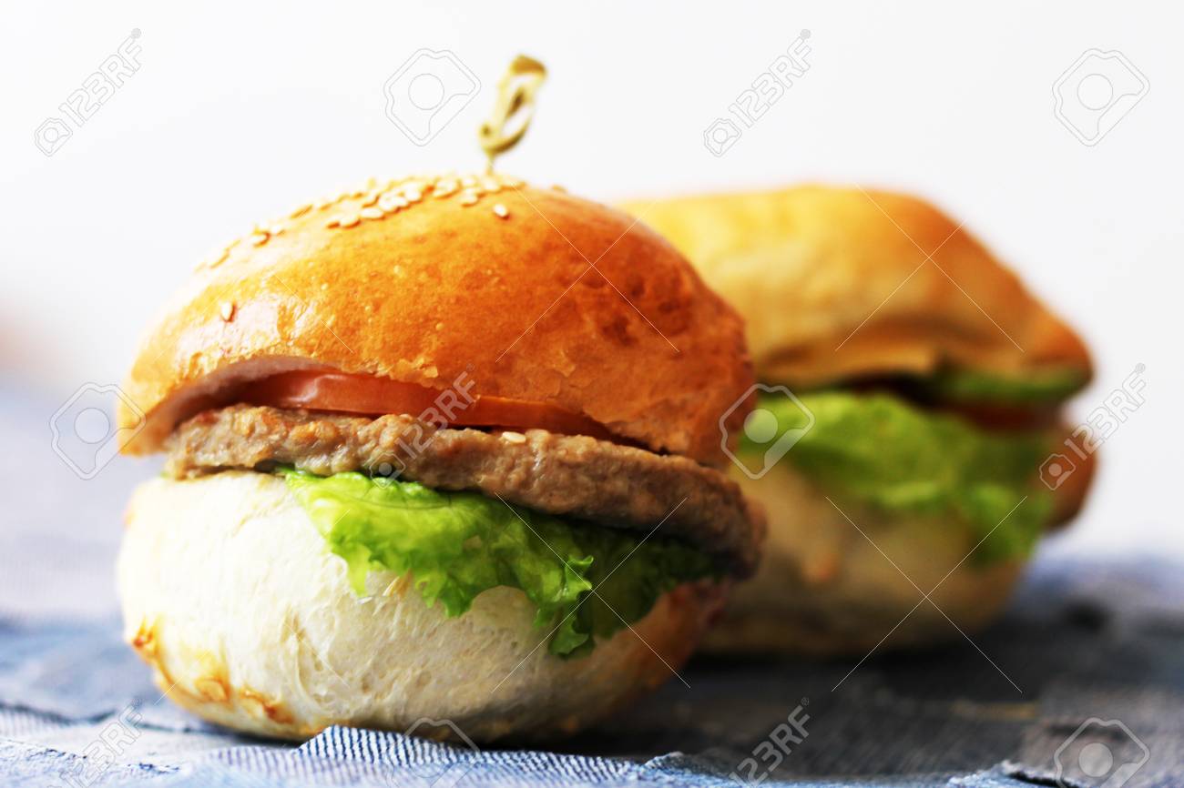 チーズバーガー 新鮮なハーブ 美味しいファーストフード ハンバーガー の写真素材 画像素材 Image