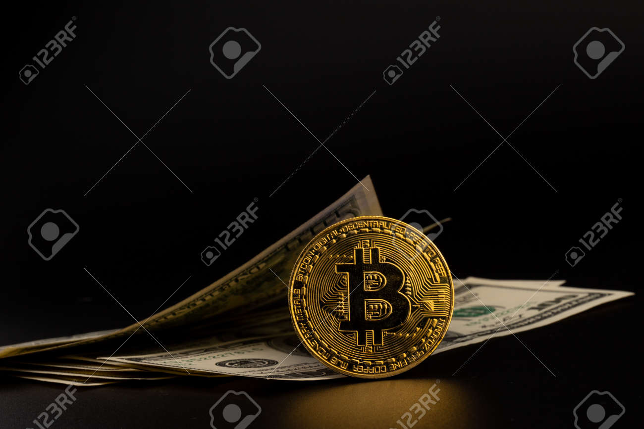 달러 지폐에 있는 상징적인 비트코인 동전은 비트코인 현금을 1달러 검정색 배경으로 교환합니다 로열티 무료 사진, 그림, 이미지 그리고  스톡포토그래피. Image 187702333