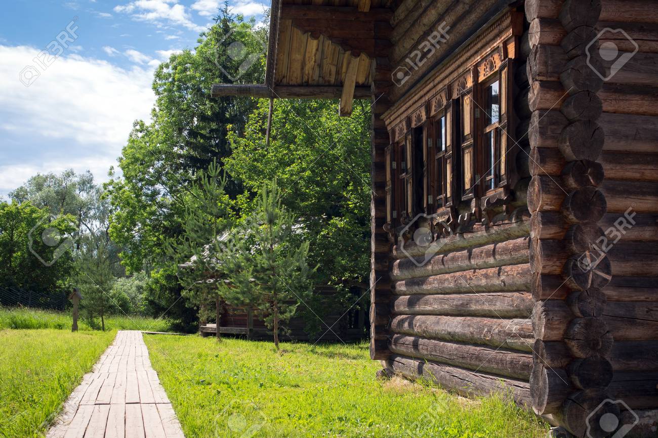 ロシアスタイルの窓プラットバンドを持つカントリーログハウス の写真素材 画像素材 Image