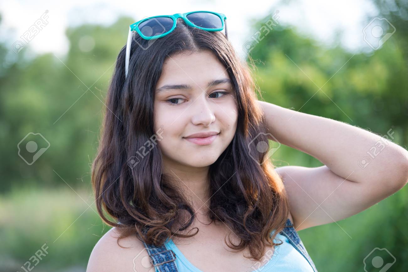 頭にサングラスをかけた美しい十代の少女の肖像画 の写真素材 画像素材 Image 頭にサングラスをかけた美しい十代の少女の肖像画 の写真素材 画像素材 Image