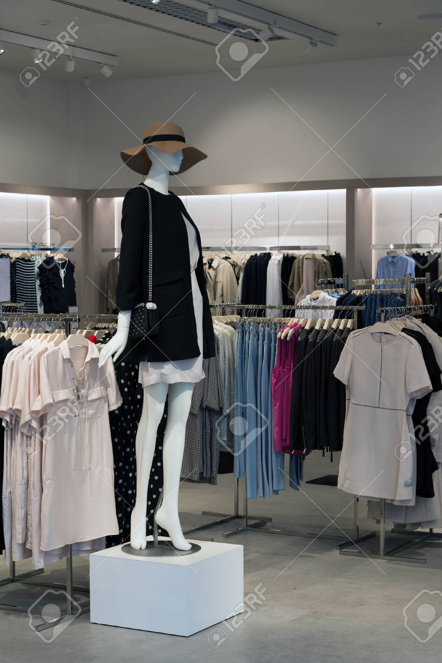 Interior De La Tienda De Ropa De Las Mujeres Con Los Maniquíes Fotos, Retratos, Imágenes Y De Archivo Libres De Derecho. Image 67129688.
