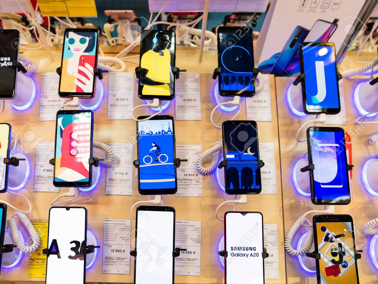 choose best display smartphone Otherwise your eyes and money both are waste