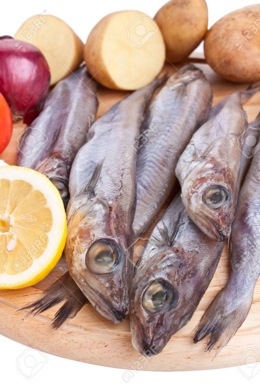 Rauwe Blauwe Wijting Vis Met Plantaardige Ingrediënten Geroosterde Vissen Overzeese Brasem Op Barbecue Stock