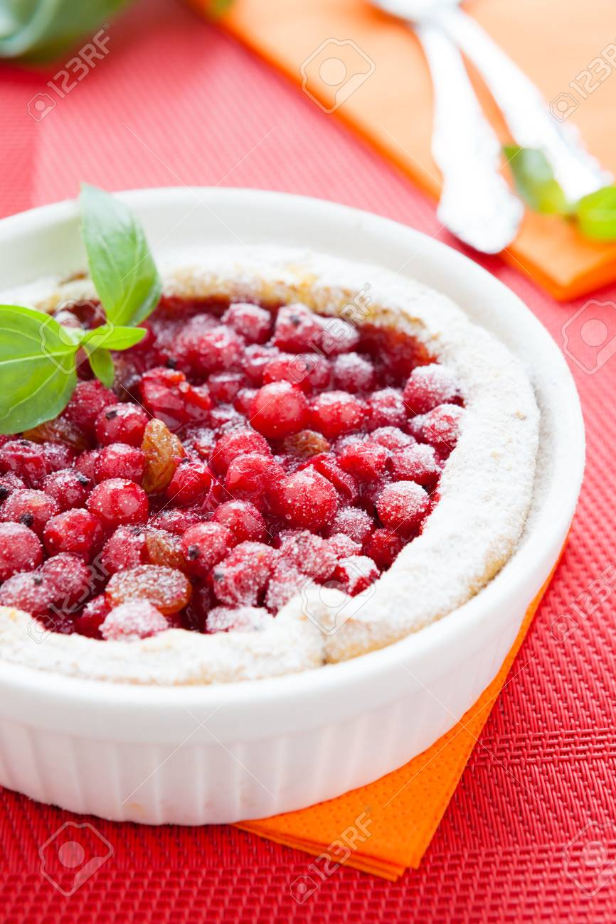 Berry Mini Kuchen In Weissen Auflaufform Closeup Lizenzfreie Fotos Bilder Und Stock Fotografie Image 18847403