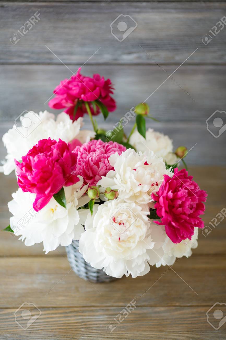 Pfingstrosen Blumenstrauss In Der Vase Auf Platten Lizenzfreie Fotos Bilder Und Stock Fotografie Image
