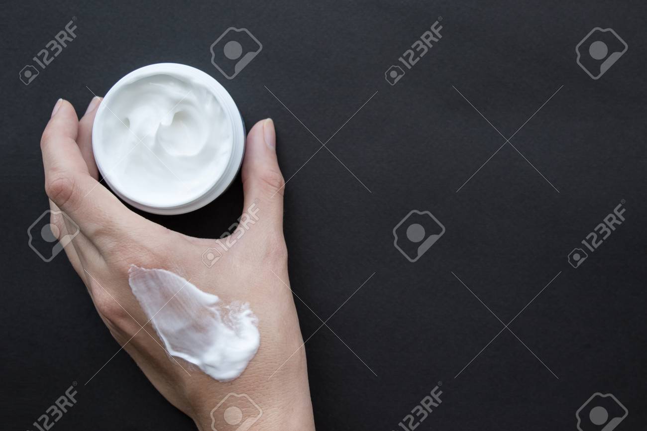 顔や女性の手で体のクリーム 女性の手にクリームを塗る の写真素材 画像素材 Image