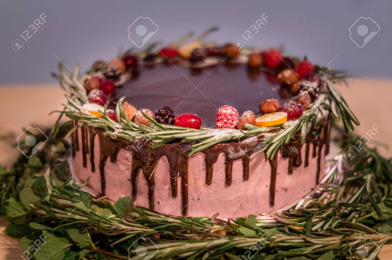野生のベリー チョコレート艶出し ローズマリーの上にベリーと誕生日ケーキ の写真素材 画像素材 Image