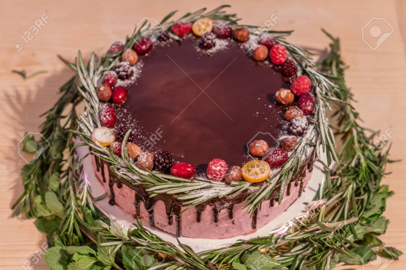 Sauvage Baie Gateau D Anniversaire Avec Glacage Au Chocolat De Romarin Et De Baies Sur Le Dessus Banque D Images Et Photos Libres De Droits Image