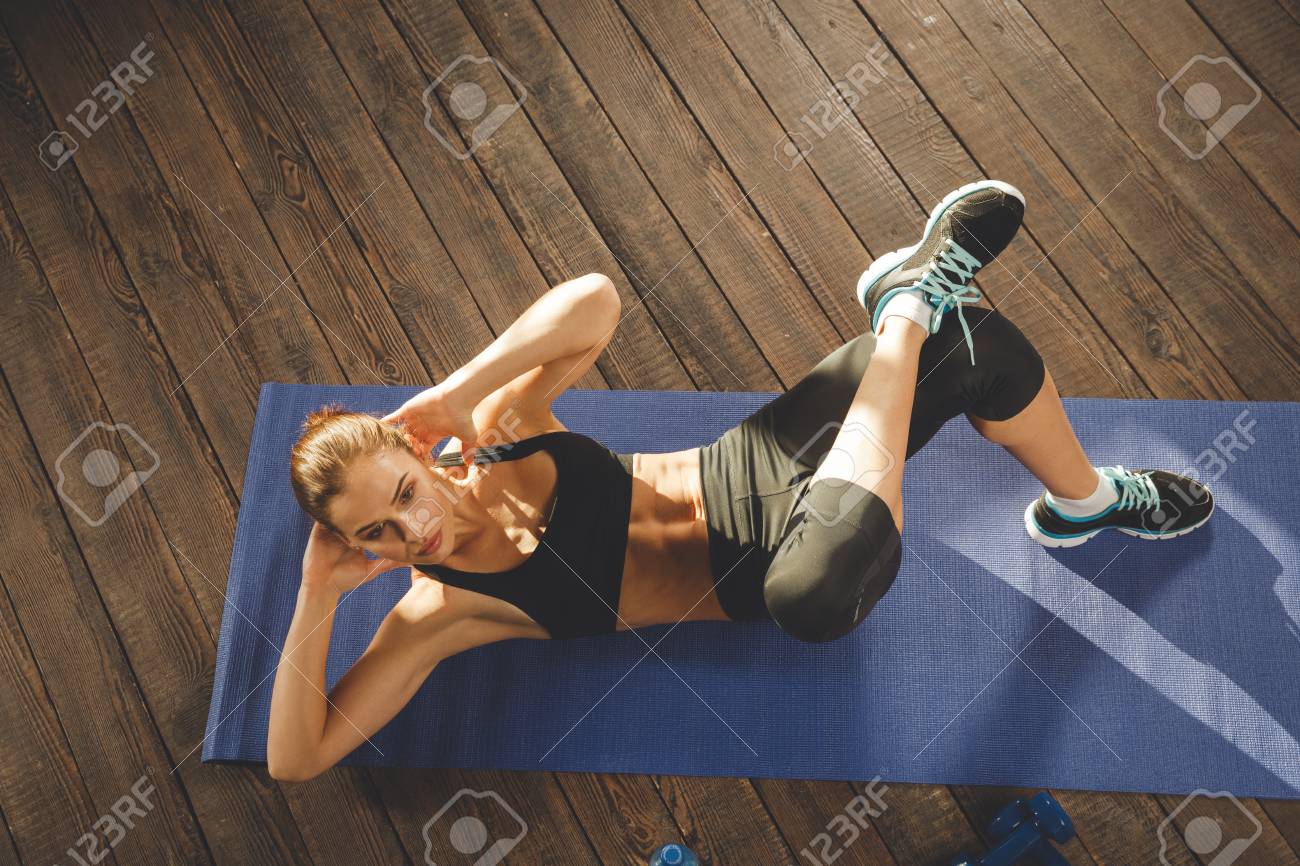 Frau Tun Training Zu Hause Lizenzfreie Fotos Bilder Und Stock