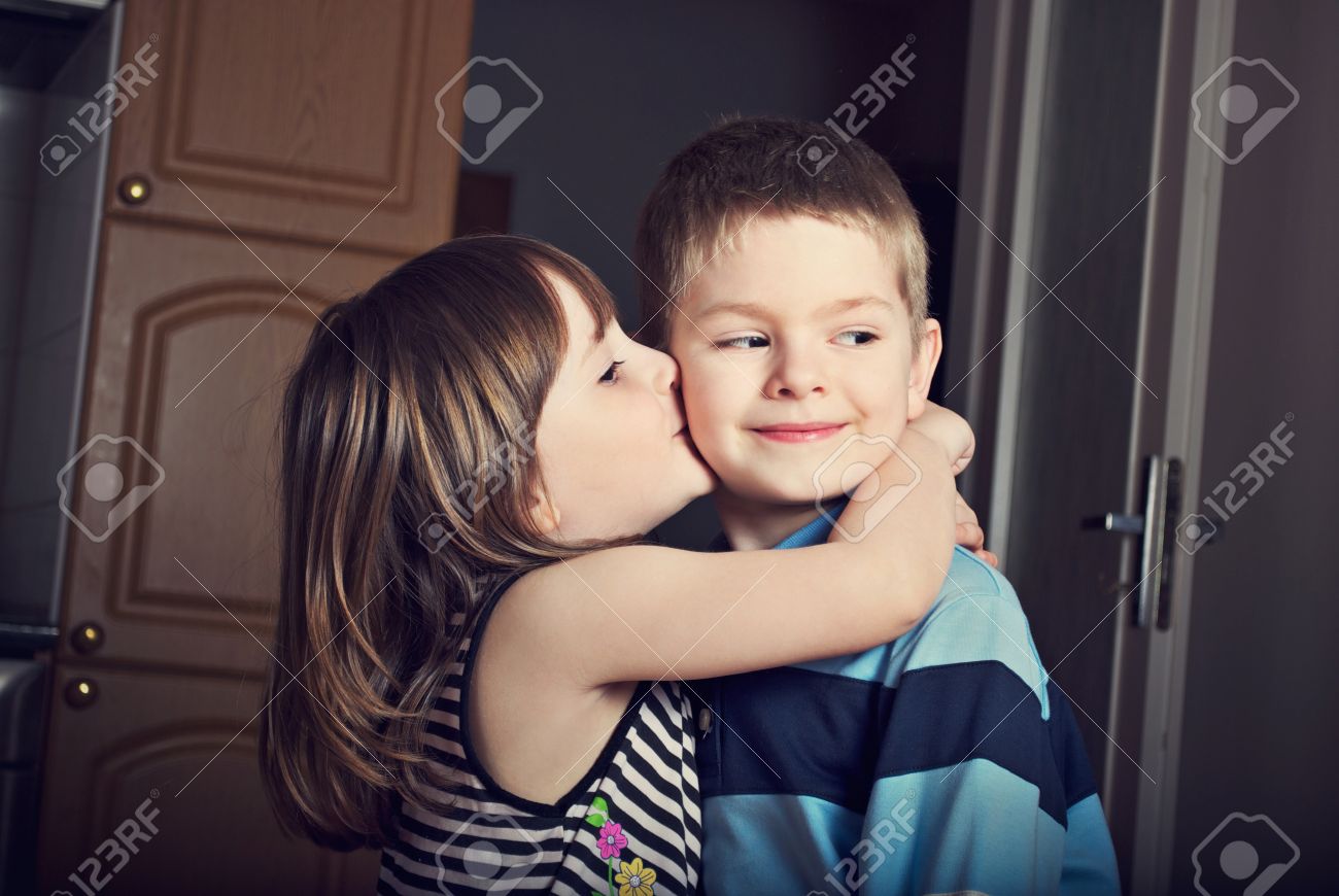 キス 少女 愛らしい少女少年にキスの写真素材・画像素材 Image 16192046