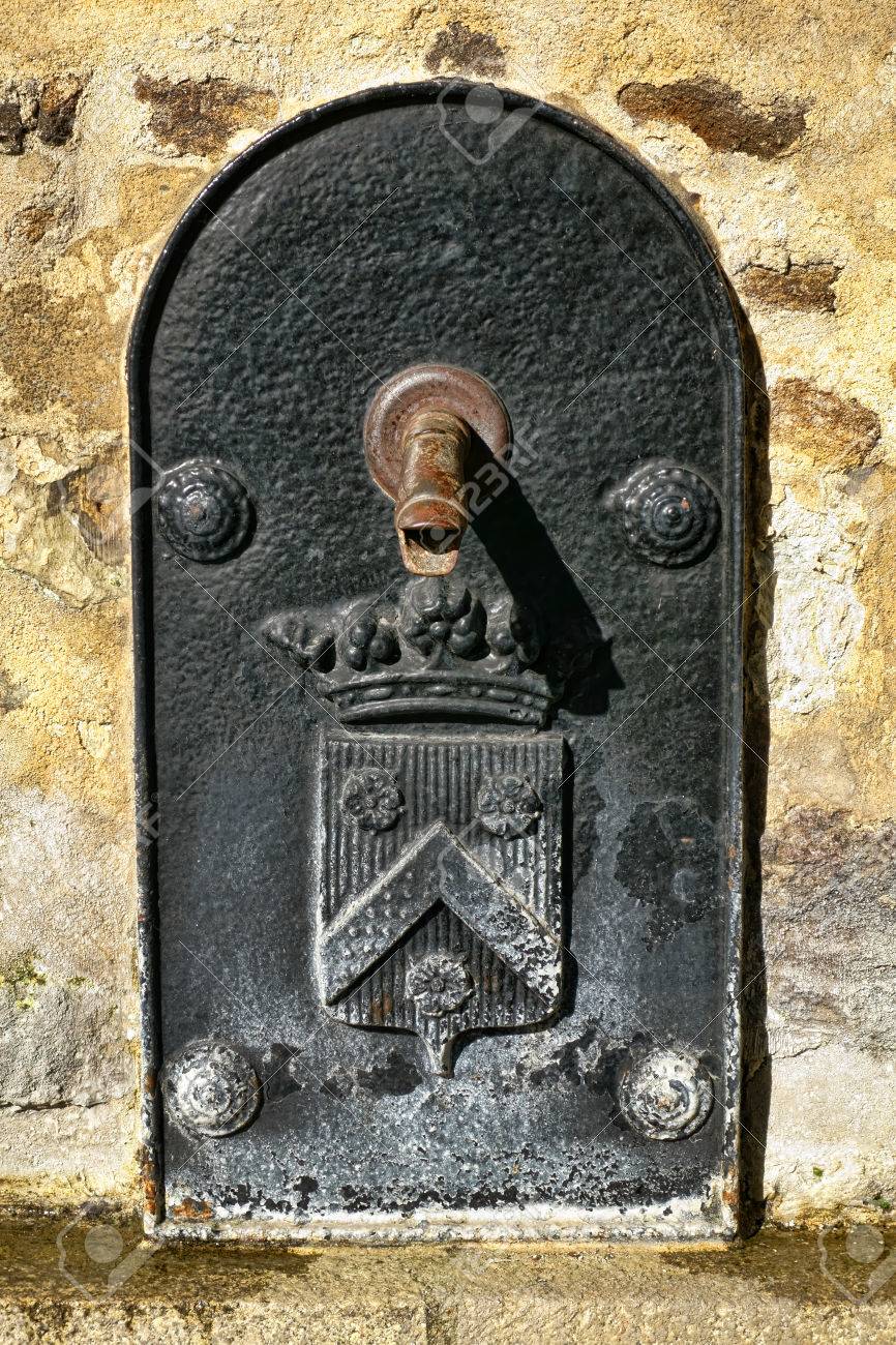 Antique Public Water Fountain With Duckbill Spout And Cast Iron - Antique Public Water Fountain With Duckbill Spout And Cast Iron
