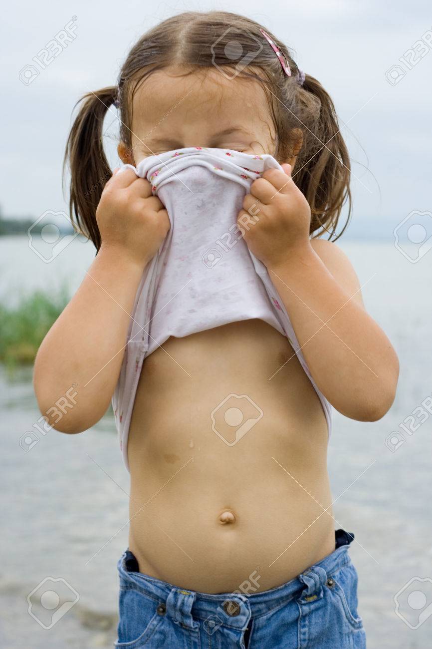 Kleine Niedliche Mädchen Spielen Am Strand Lizenzfreie Fotos Bilder Und Stock Fotografie Image 1415742