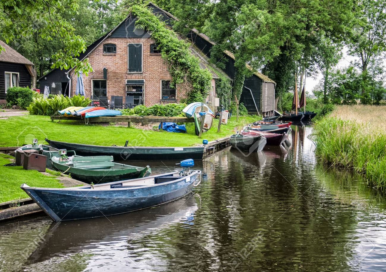 ヒートホールン オランダでレンガの家の近くのカラフルなボート の写真素材 画像素材 Image ヒートホールン オランダでレンガの家の近くのカラフルなボート の写真素材 画像素材 Image