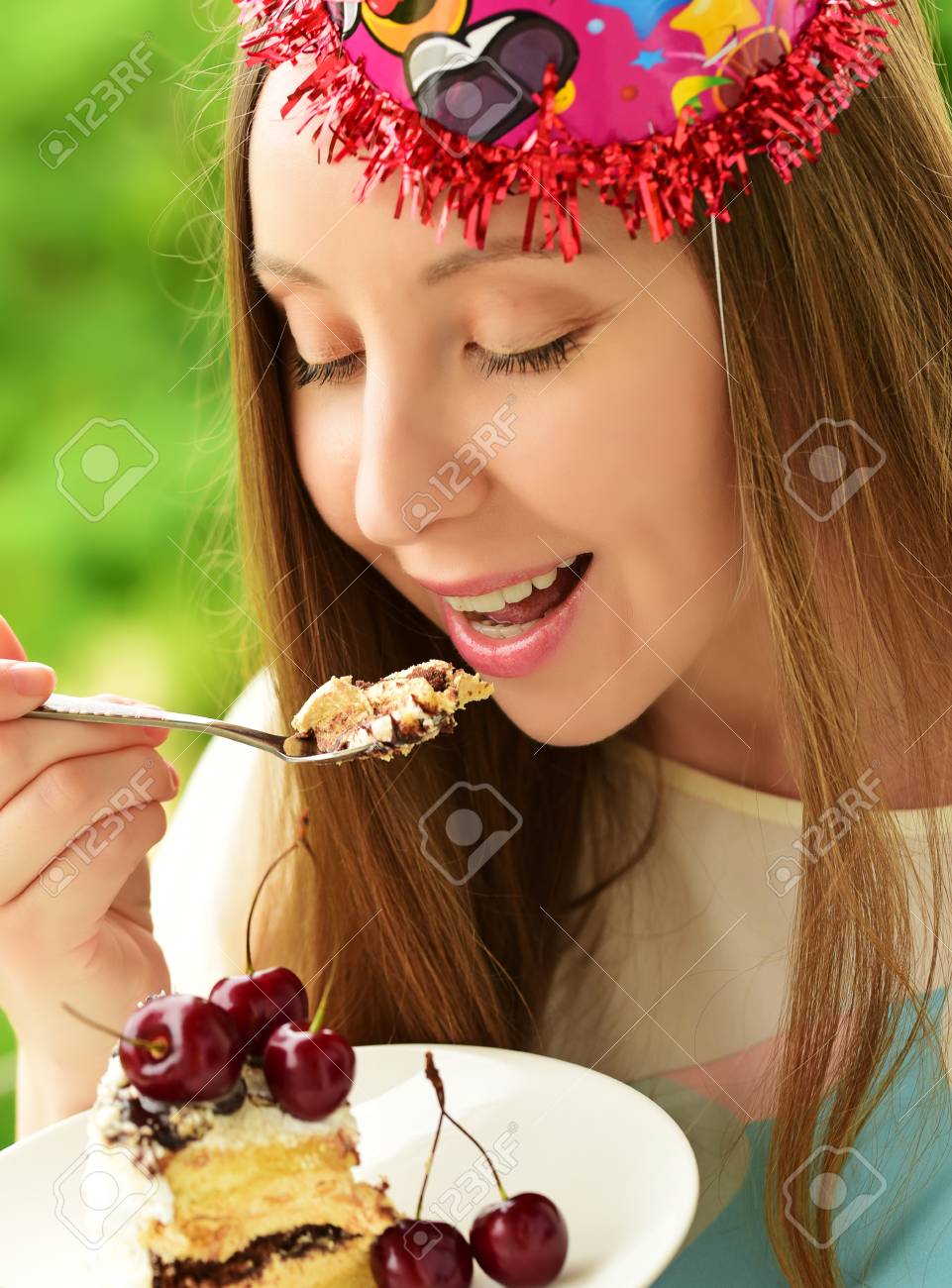 ケーキを食べる女の子 ケーキ デザート の写真素材 画像素材 Image