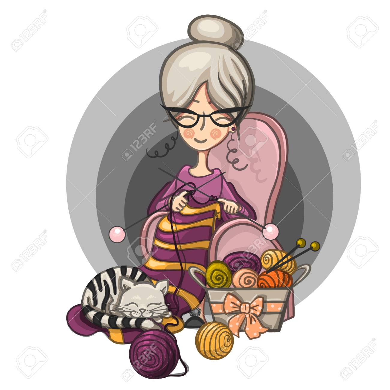 Une Femme Grand Mere Est Assise Sur Une Chaise Et Tricote Des Aiguilles A Tricoter Rayees Le Chat Dort Sur Son Tricot Autour Des Boules Eparses Dessin Anime Mignon Personnage Souriant Clip Art