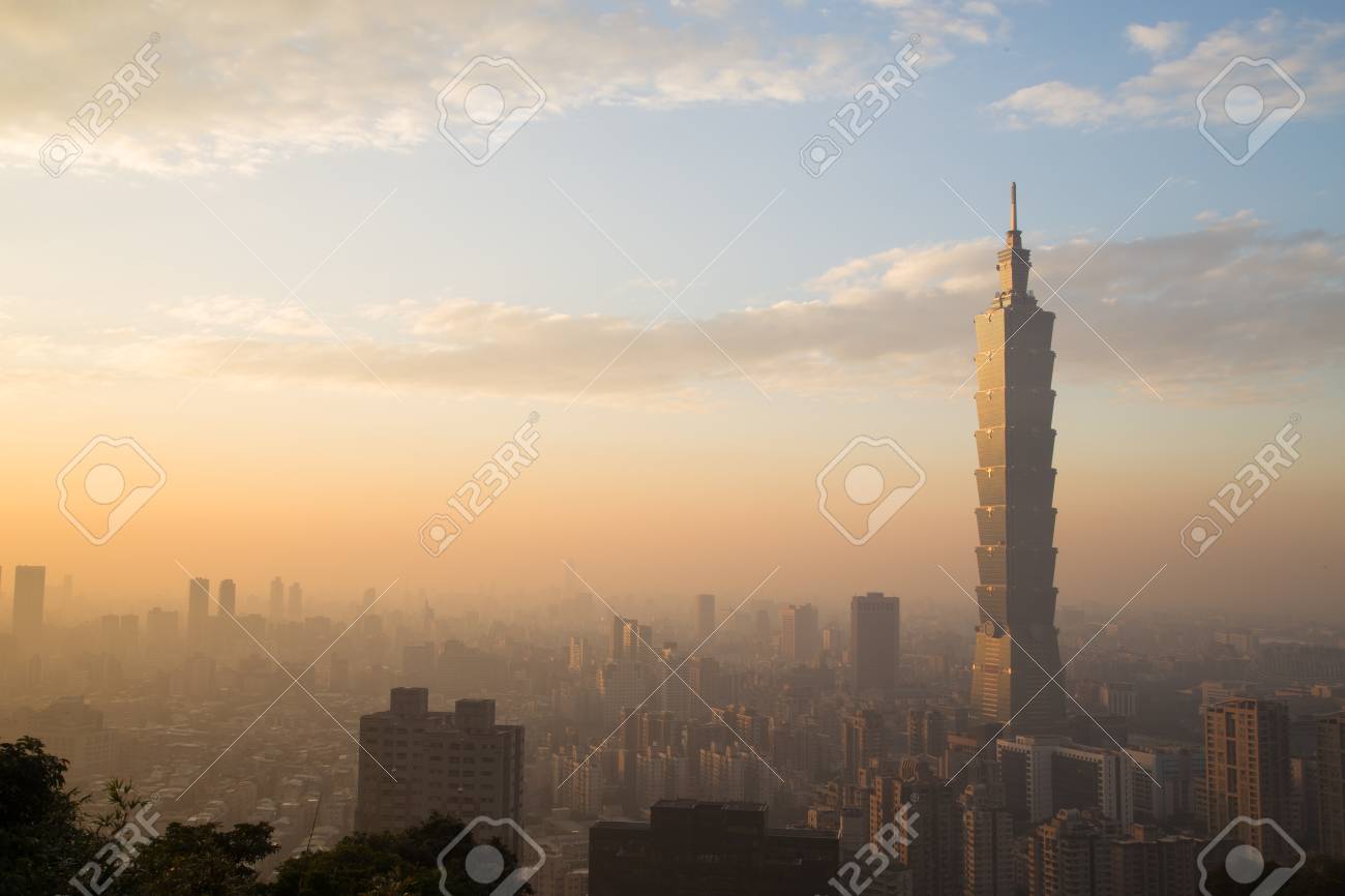 日没時に台湾の台北の街のスカイラインの写真 の写真素材 画像素材 Image