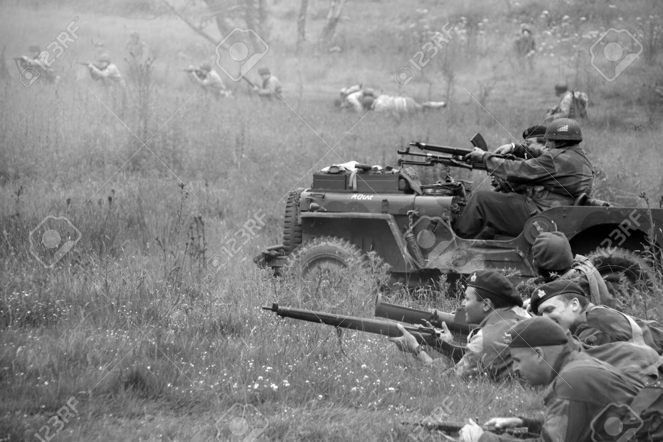 イギリスの第二次世界大戦軍隊の背部地面のアメリカの軍隊とアクション の写真素材 画像素材 Image イギリスの第二次世界大戦軍隊の背部地面のアメリカの軍隊とアクション の写真素材 画像素材 Image