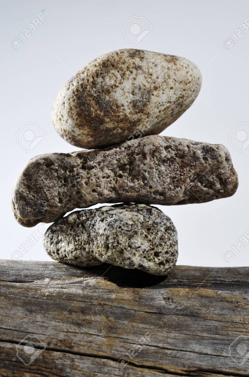お互いに 縦の写真に 3 つの石 の写真素材 画像素材 Image