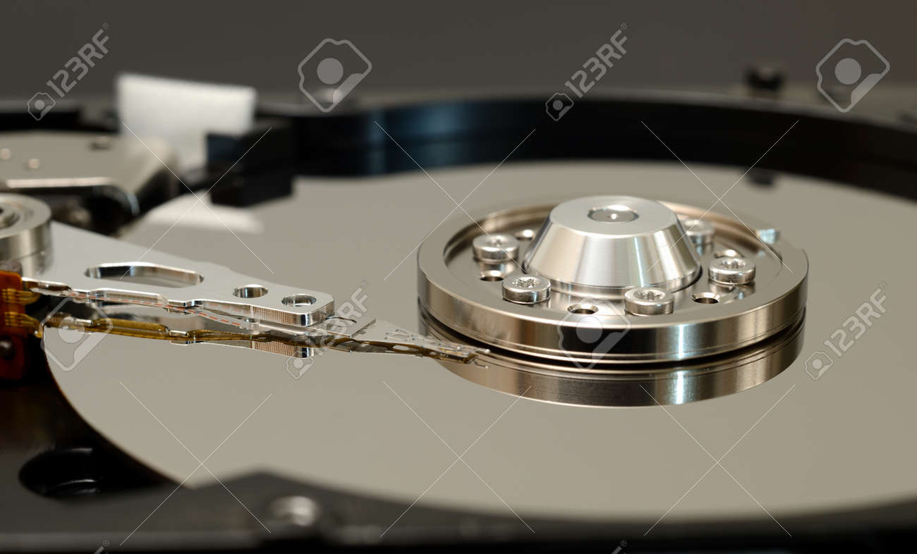 컴퓨터 하드 드라이브의 내부 구조 일반적으로 컴퓨터 내의 데이터 및 응용 프로그램에 대한 저장소를 제공하는 하드 드라이브는 케이스  내부에 네 가지 주요 구성 요소가 있습니다. 데이터를 저장하는 플래터 플래터를 회전시키는 스핀들 데이터를