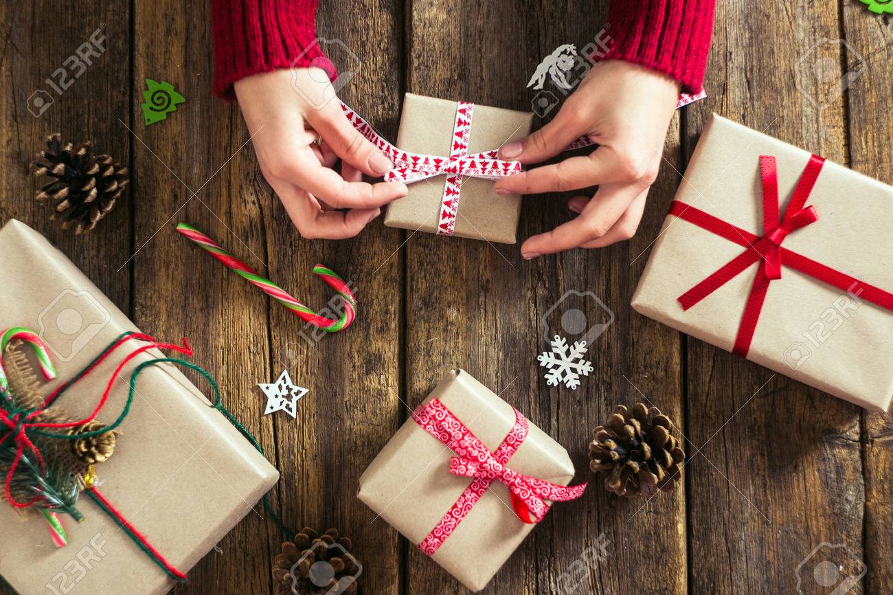 男性手紙にクリスマス プレゼントをラップし それらを赤い糸で抱き合わせ の写真素材 画像素材 Image